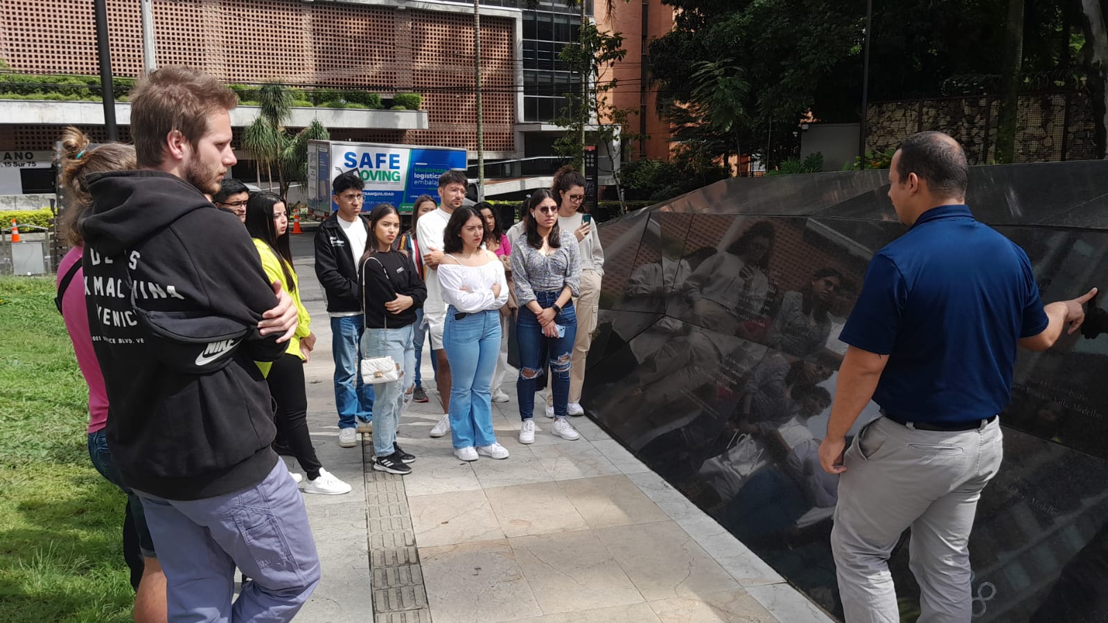 ¡La Universidad EIA da la bienvenida sus a estudiantes internacionales con el City Tour por Medellín!