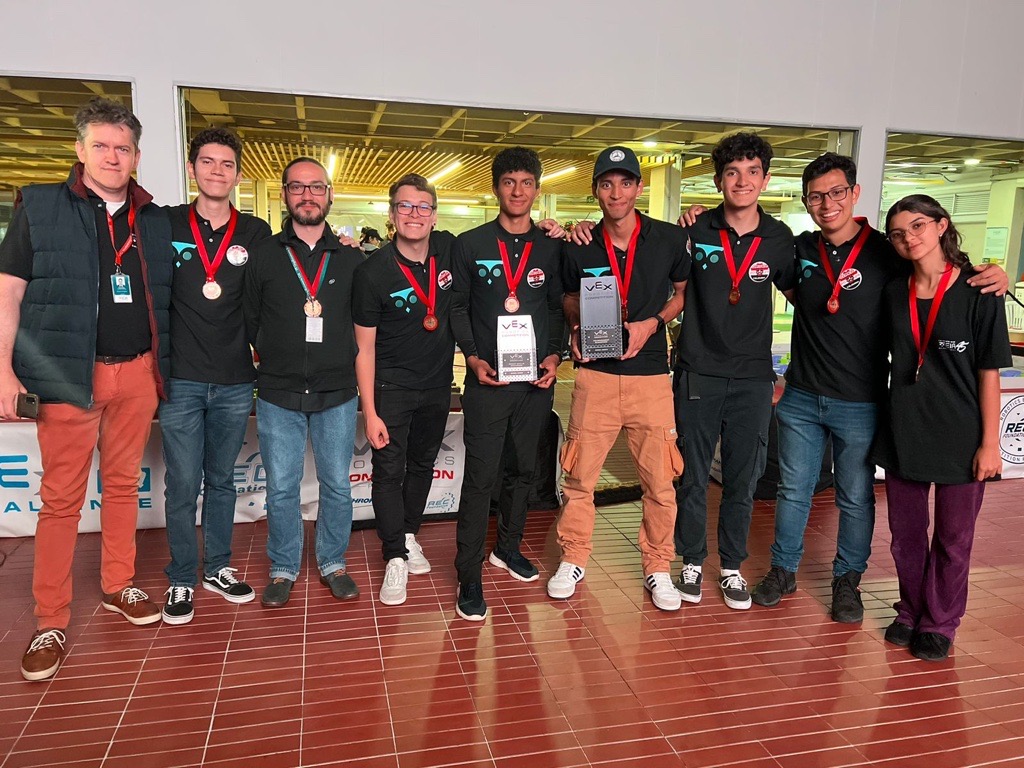 ¡Victoria en casa: Universidad EIA avanza a la competencia internacional VEX Robotics World Championship, tras triunfar en el nacional!